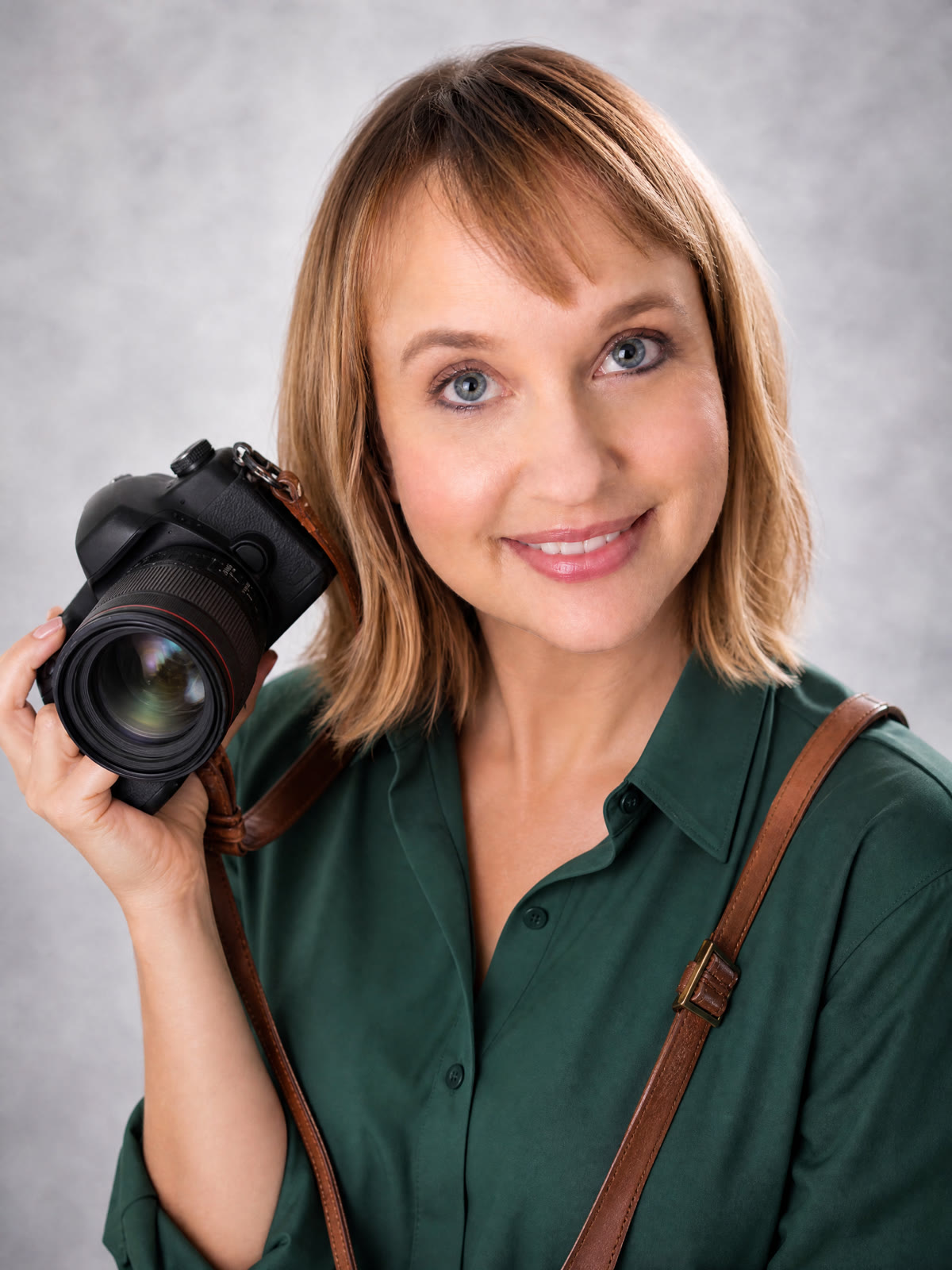 Ellyn Scanlan, photographer, holding her camera